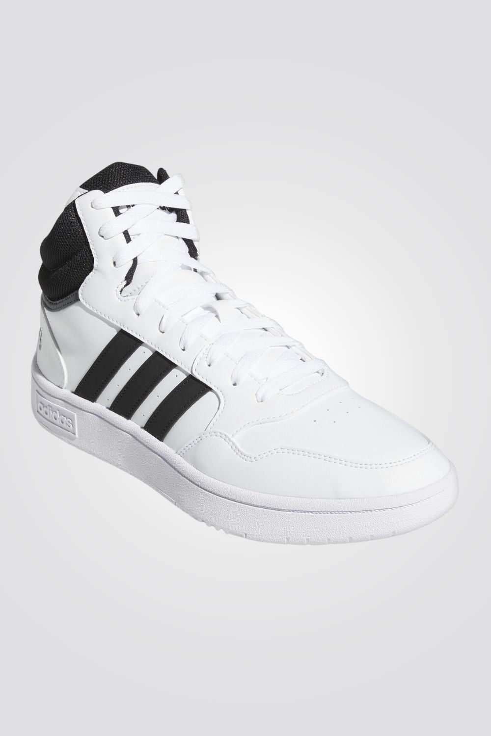 נעליים מבית המותג ADIDAS, בעלות מדרס פנימי ששומר על הרגל והופך כל צעד לרך. סולייה חיצונית שמספקת אחיזה מלאה בקרקע.