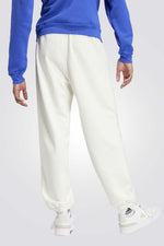 מכנסיים אורכים מבית המותג ADIDAS, בעלי כיסים בצדדים לשמירה על החפצים שלך. מותן אלסטית עם שרוך להתאמה מושלמת.