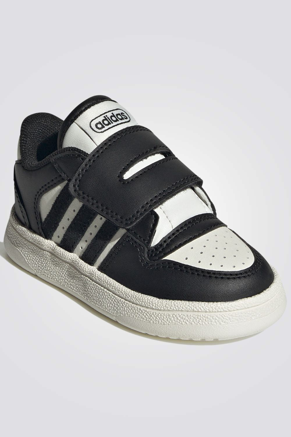 נעליים מבית המותג ADIDAS, בעלות מדרס פנימי שמספק נוחות מירבית בכל צעד. סולייה חיצונית מגומי שמאפשרת אחיזה מלאה בקרקע. סגירת סקוטץ' להתאמה מושלמת.