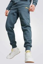 מכנסיים ארוכים מבית המותג PUMA, בעלי מותן אלסטית. כיסיים בצדדים לשמירה על החפצים שלך.