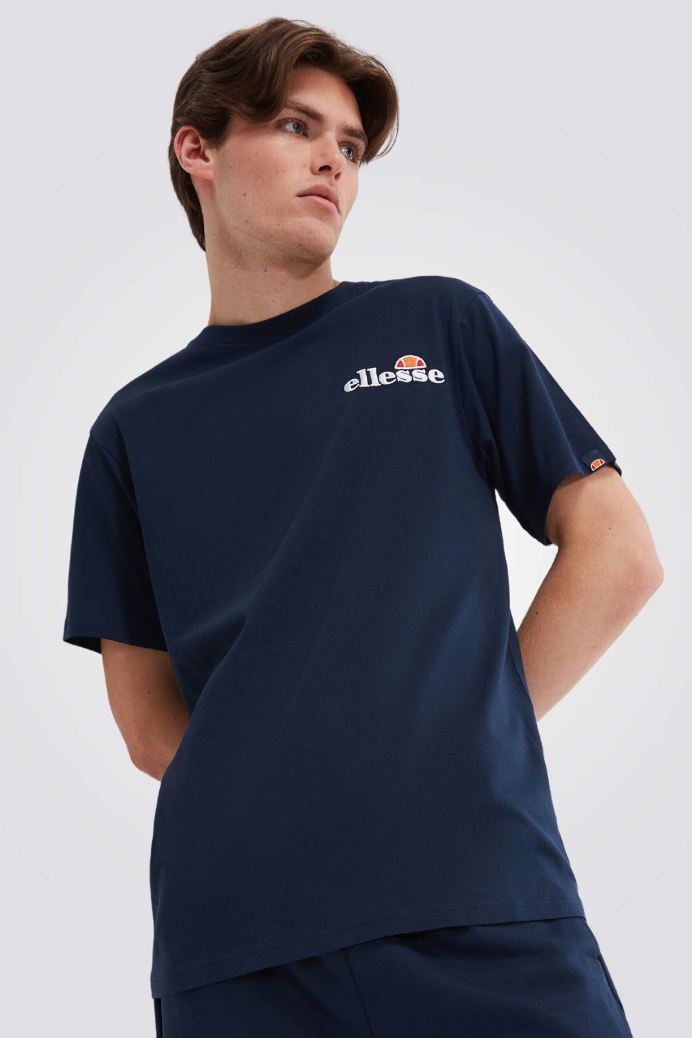 טישירט לגברים מבית המותג ELLESSE, בצבע כחול נייבי עם לוגו המותג, צווארון עגול ושרוולים קצרים.