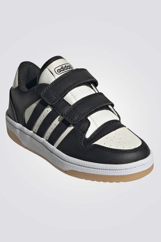 נעליים מבית המותג ADIDAS, בעלות מדרס פנימי שמספק נוחות מירבית בכל צעד. סולייה חיצונית מגומי שמאפשרת אחיזה מלאה בקרקע. סגירת סקוטץ' להתאמה מושלמת.