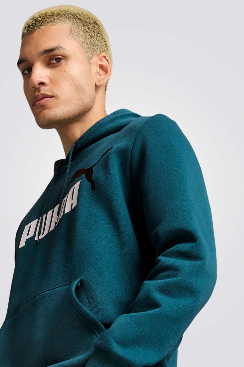 קפוצ'ון מבית המותג PUMA, בצבע טורקיז. מעוצב בסגנון קלאסי. בעל כיס קדמי לשמירה על החפצים.