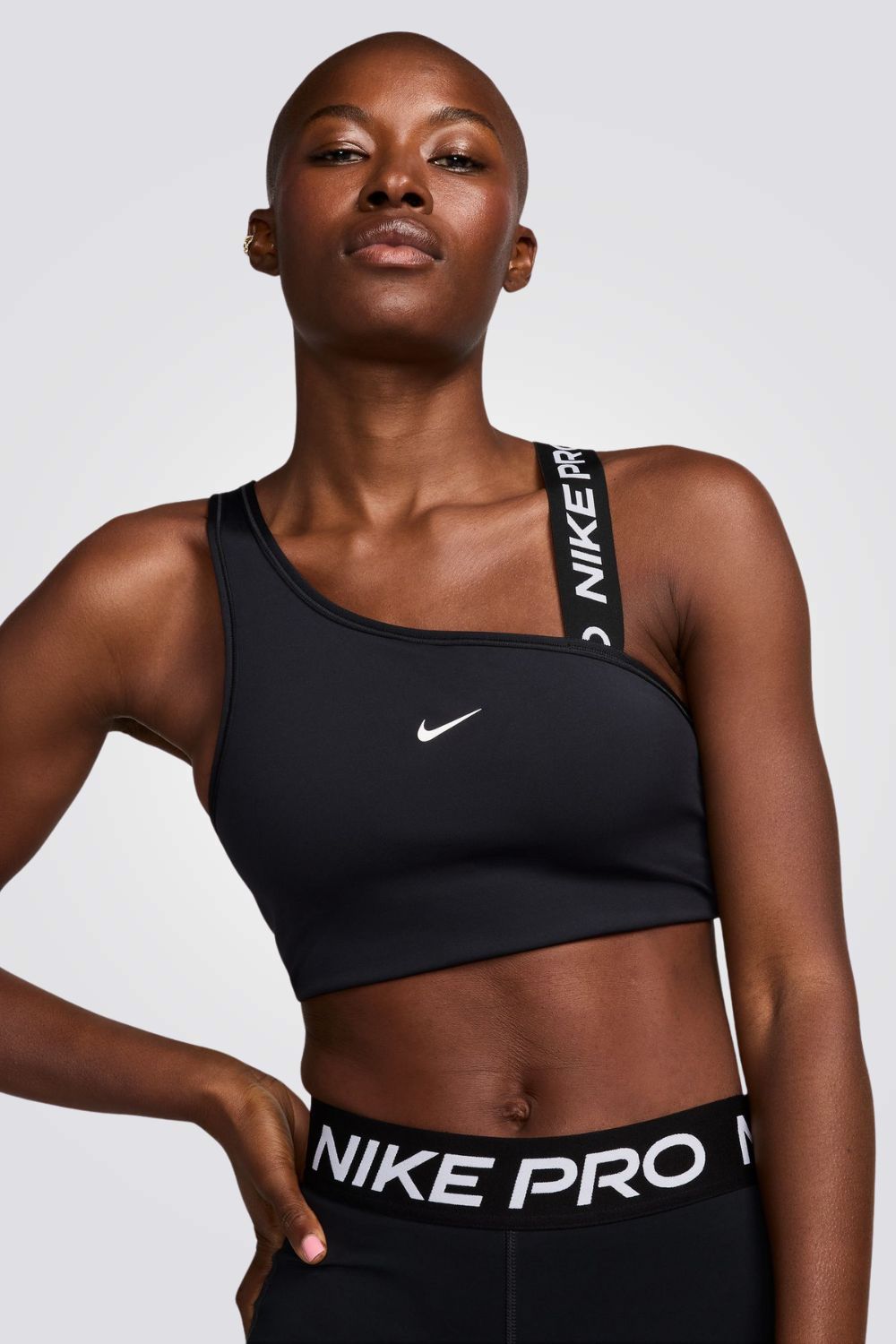 טופ מבית המותג NIKE, טכנולוגיית Nike Dri-FIT שמנדף זיעה ותורם לתחושה נעימה. עם בטנת רשת כדי לעזור לשמור על איורור מקסימילי.