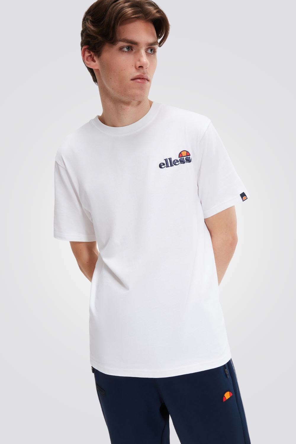 טישירט לגברים מבית המותג ELLESSE, בצבע לבן עם לוגו המותג, צווארון עגול ושרוולים קצרים.