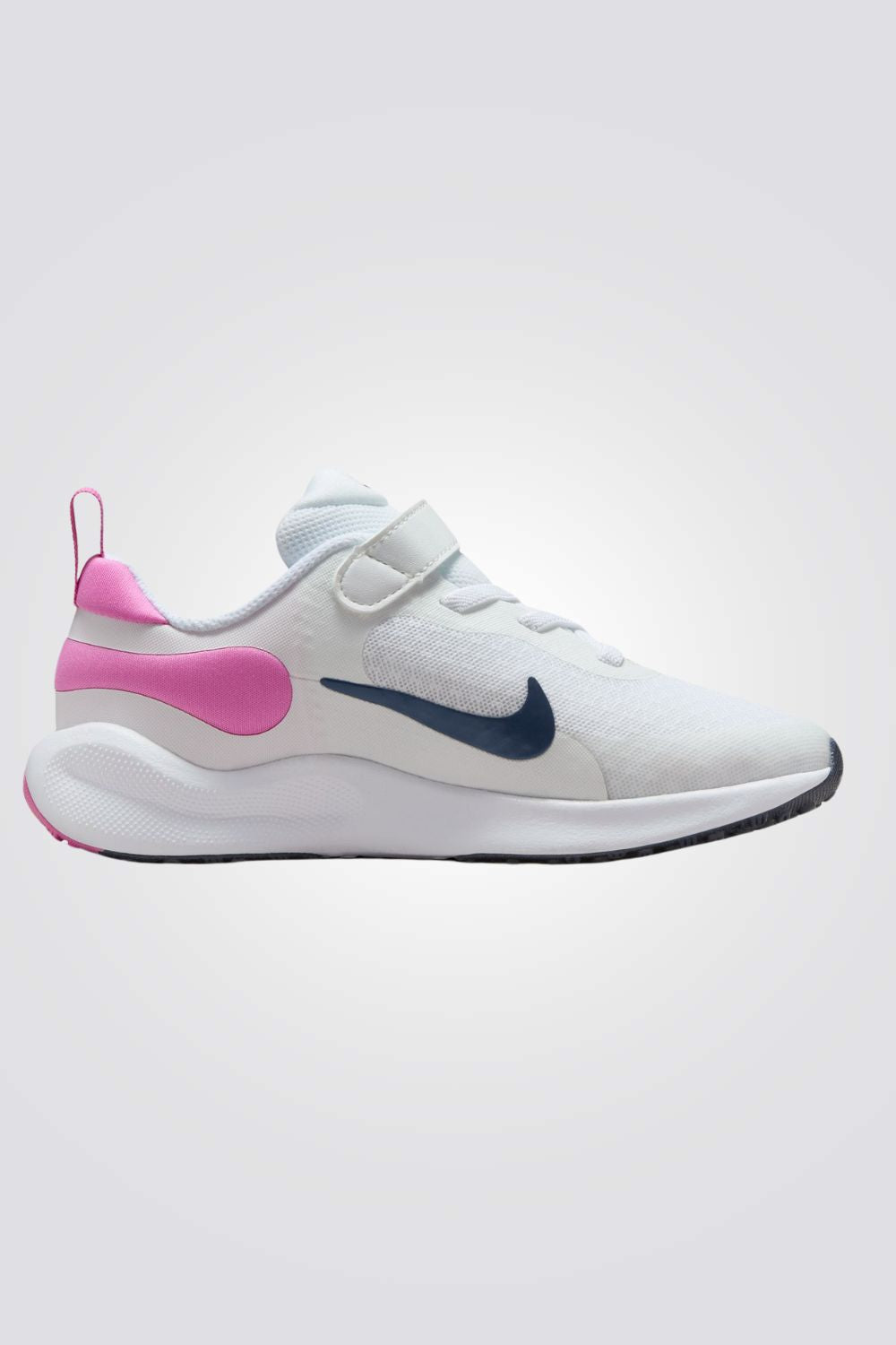 נעליים מבית המותג NIKE, בעלות ריפוד פנימי רך במיוחד ותמיכה שעוטפים את הרגל בצורה הטובה ביותר. סולייה חיצונית עשויה מגומי ששומרת על הרגל יציבה ומספקת אחיזה מלאה. סגירת סקוטץ' להאתמה מושלמת.