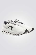 נעליים מבית המותג On Cloud , בעלות מדרס פנימי שמעניק נוחות מירבית ועוטף את הרגל מבפנים לאורך כל היום. סולייה חיצונית שמספקת אחיזה מלאה בקרקע.