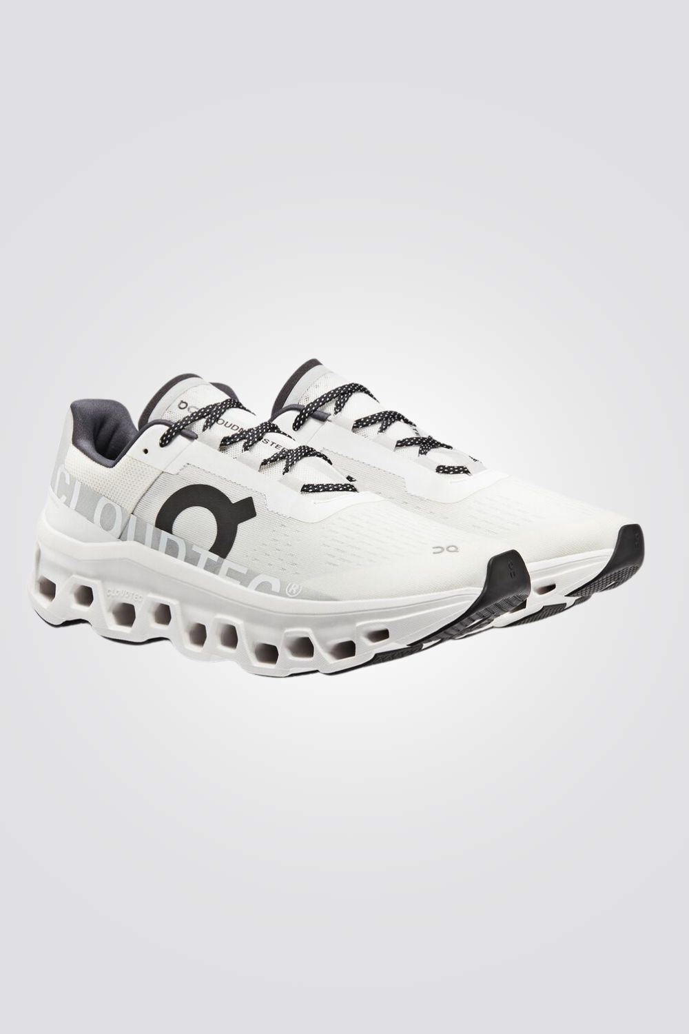 נעליים מבית המותג On Cloud , בעלות מדרס פנימי שמעניק נוחות מירבית ועוטף את הרגל מבפנים לאורך כל היום. סולייה חיצונית שמספקת אחיזה מלאה בקרקע.