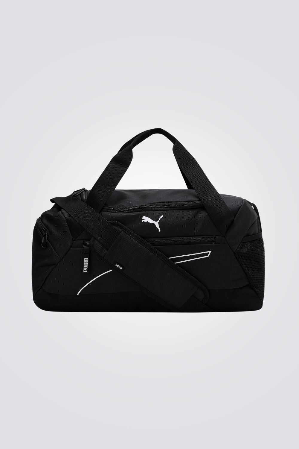 תיק מבית המותג PUMA, בעל רוכסן דו כיווני בתא הראשי שמספק גישה נוחה לפריטים שלך. כיסים קדמיים וצדדים בסגירת רוכסן לשמירה על החפצים שלך בדרך הבטוחה ביותר. רצועת כתף מתכוננת לנשיאה נוחה והתאמה מושלמת