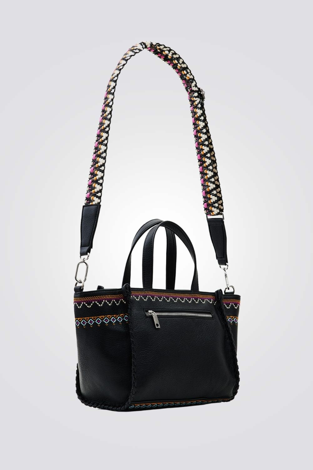 תיק צד בצבע שחור עם עיטורים