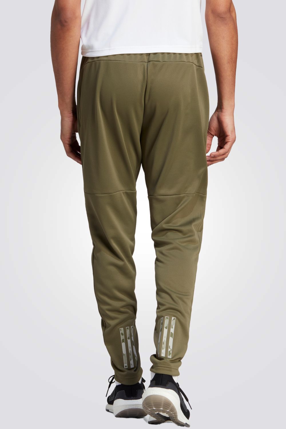 מכנסיים ארוכים לגברים  ESSENTIALS SEASONAL בצבע ירוק זית