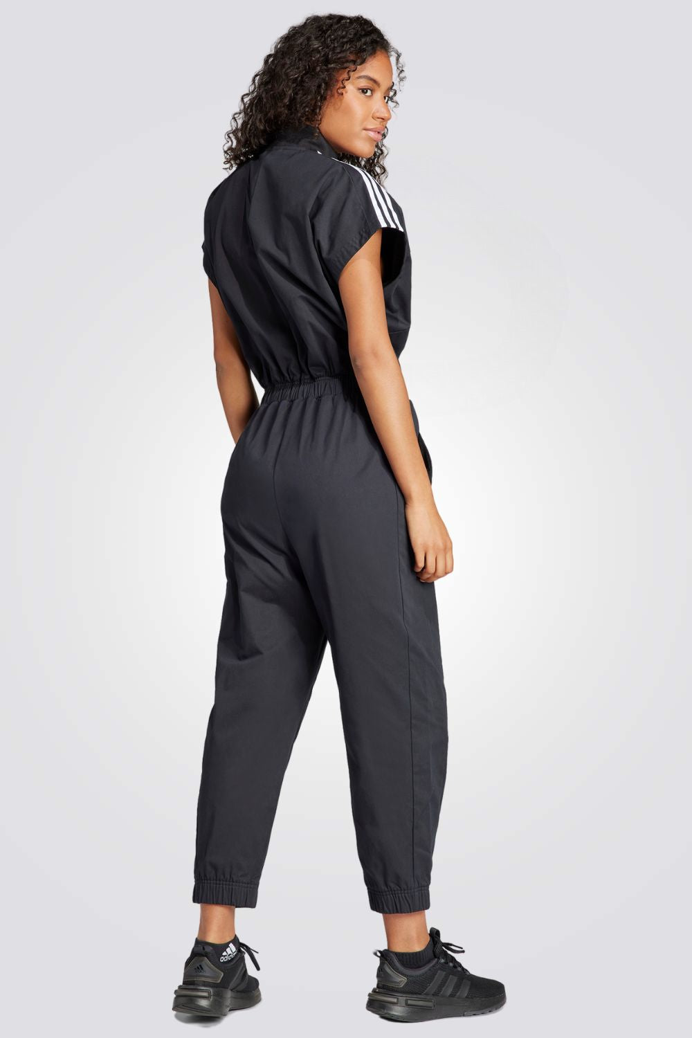 אוברול לנשים TIRO WOVEN LOOSE בצבע שחור ולבן