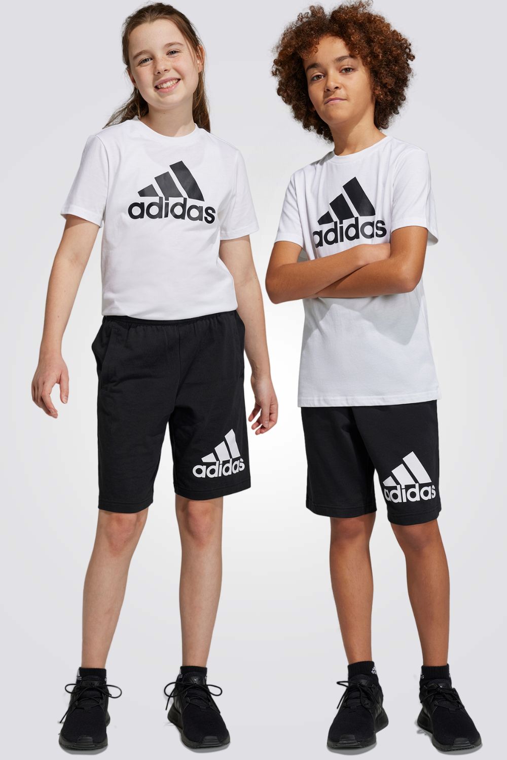 מכנסיים קצרים לנוער ESSENTIALS BIG LOGO בצבע שחור ולבן