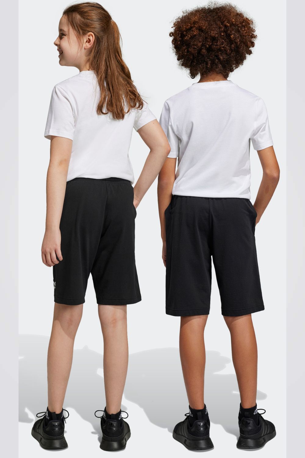 מכנסיים קצרים לנוער ESSENTIALS BIG LOGO בצבע שחור ולבן