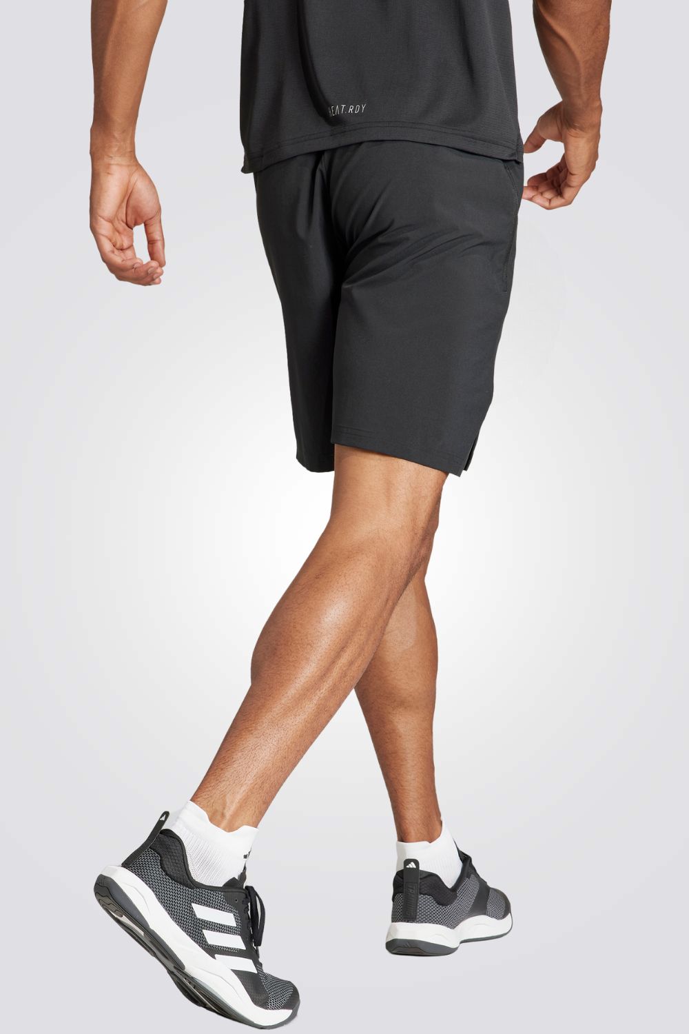 מכנסיים קצרים לגברים DESIGNED FOR TRAINING  בצבע שחור