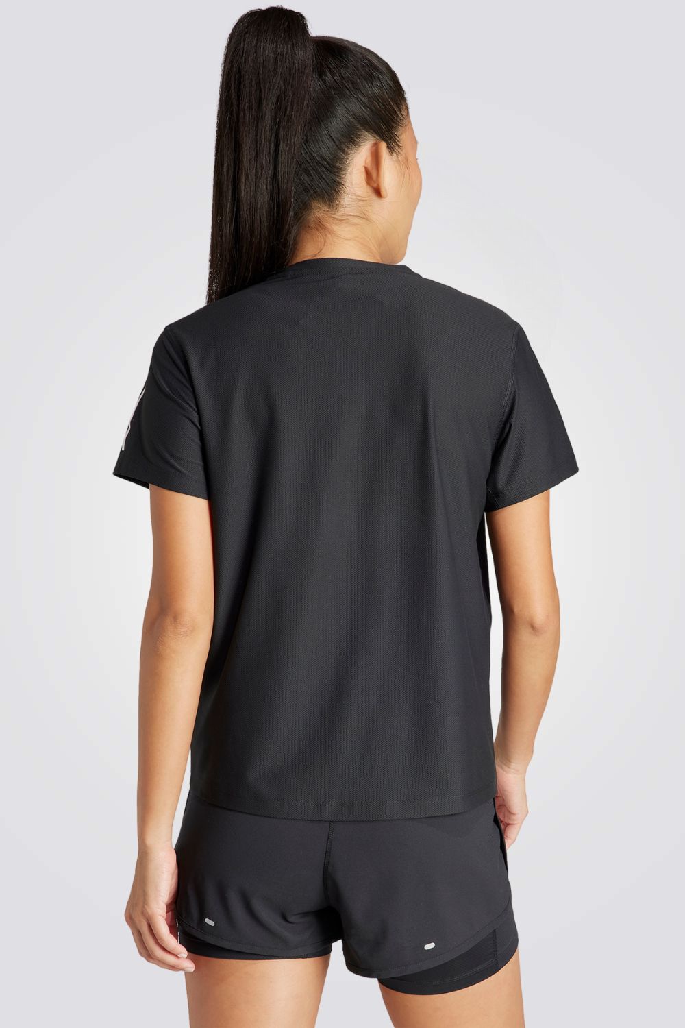 טישירט לנשים OWN THE RUN בצבע שחור