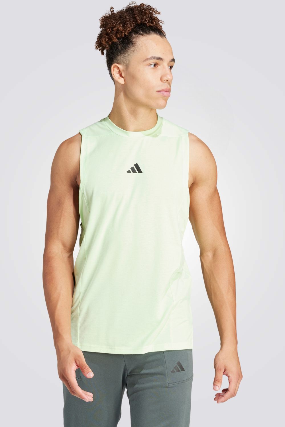 גופיה לגברים DESIGNED FOR TRAINING בצבע ירוק בהיר