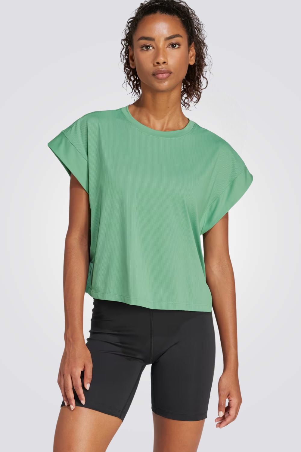 טישירט לנשים STUDIO TEE בצבע ירוק בהיר