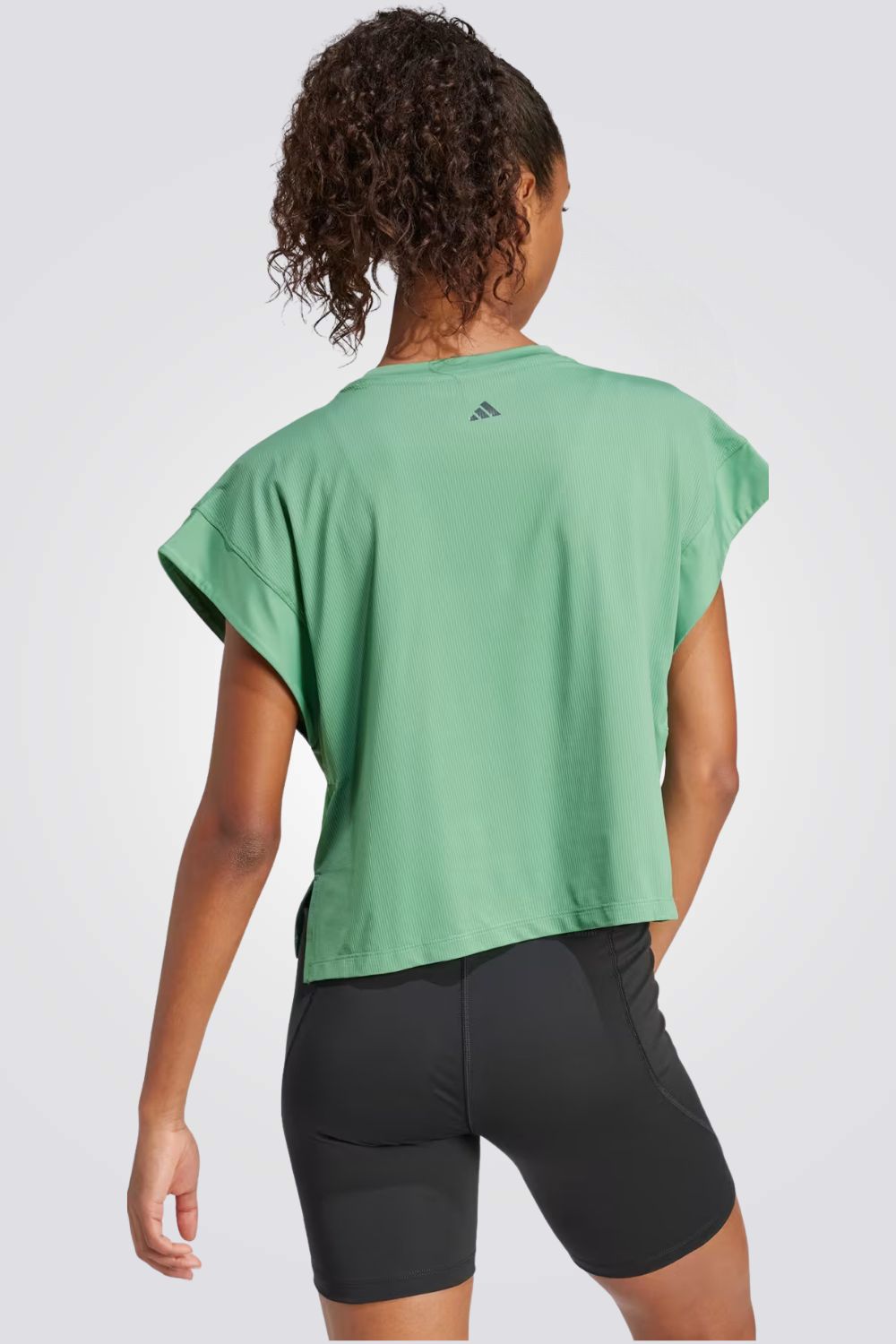 טישירט לנשים STUDIO TEE בצבע ירוק בהיר