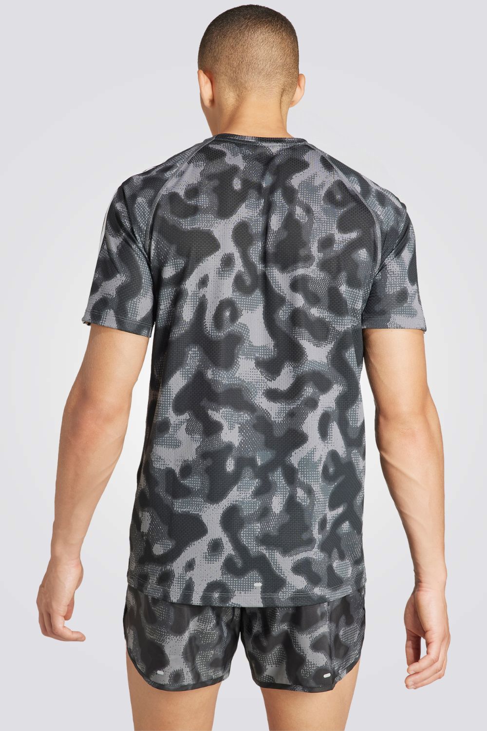 טישירט לגברים OWN THE RUN 3-STRIPES ALLOVER בצבע אפור ושחור