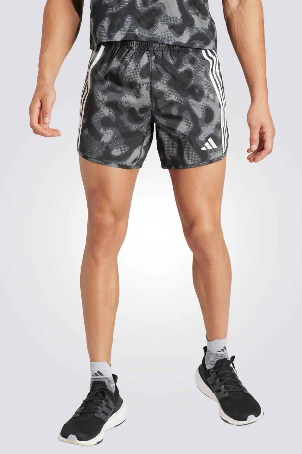 מכנסיים קצרים לגברים OWN THE RUN 3-STRIPES ALLOVER בצבע אפור ושחור