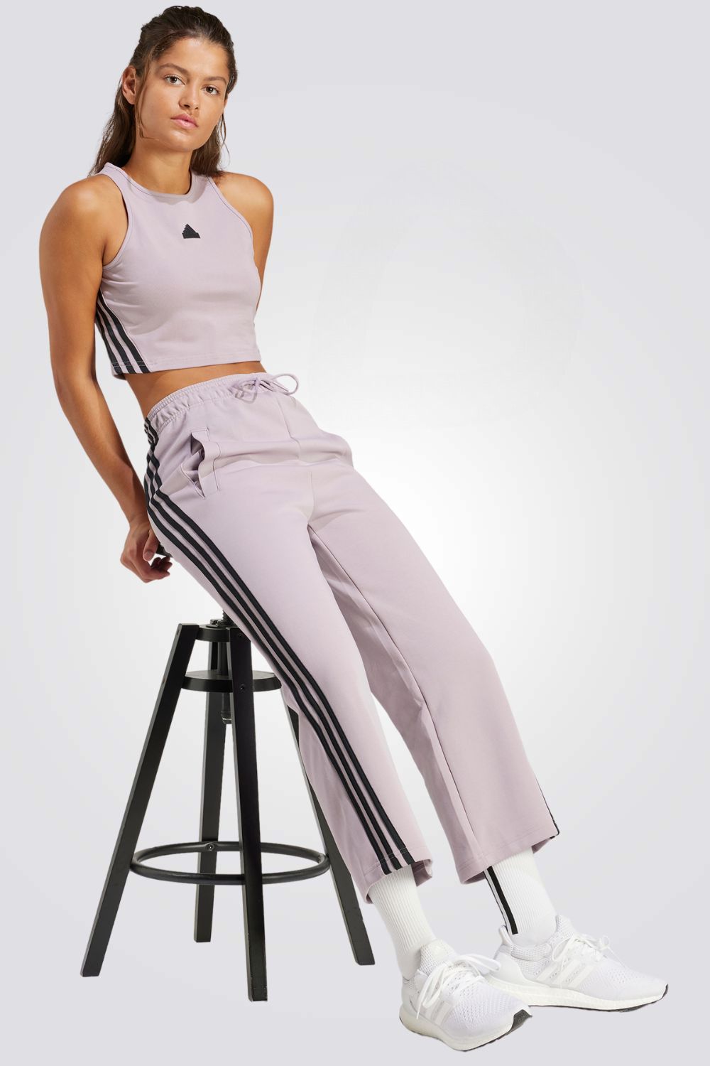 מכנסיים ארוכים לנשים FUTURE ICONS 3-STRIPES OPEN HEM בצבע ורוד