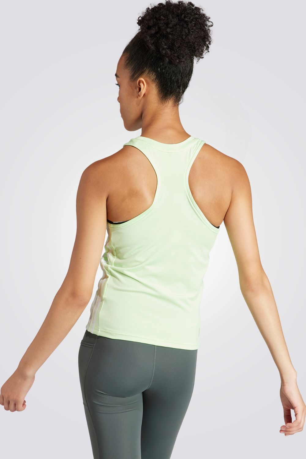 גופיה לנשים TRAIN ESSENTIALS בצבע ירוק זוהר