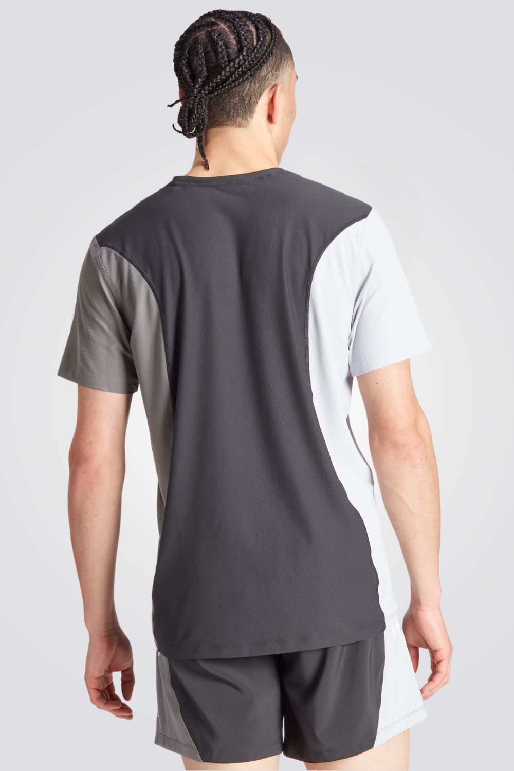 טישירט לגברים OWN THE RUN COLORBLOCK בצבע שחור ואפור