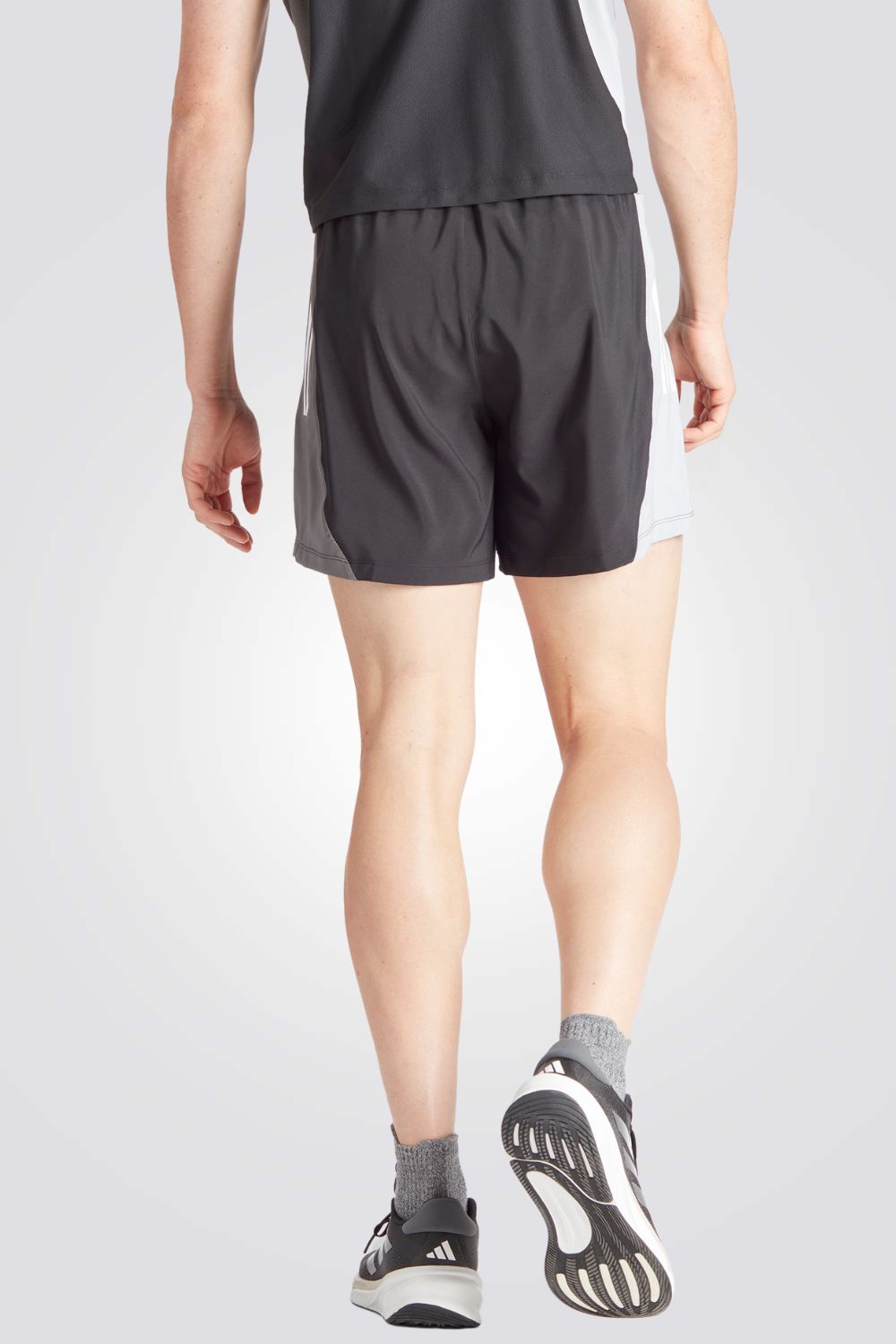 מכנסיים קצרים לגברים OWN THE RUN COLORBLOCK בצבע אפור ושחור