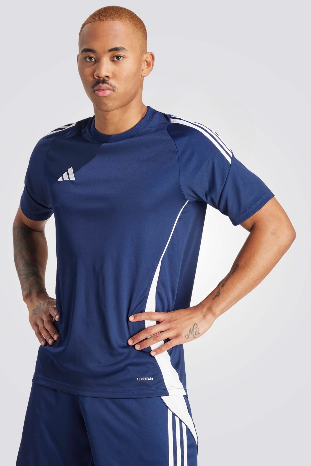 טישירט לגברים TIRO 24 בצבע כחול ולבן