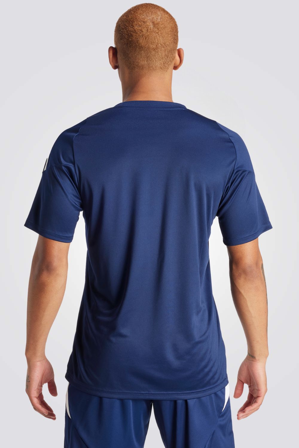 טישירט לגברים TIRO 24 בצבע כחול ולבן