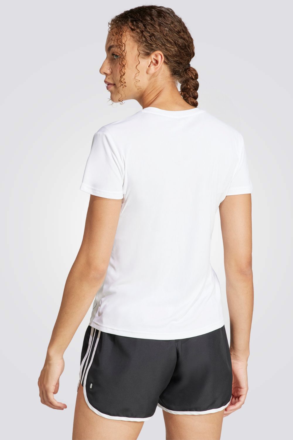 טישירט לנשים ADIZERO ESSENTIALS בצבע לבן