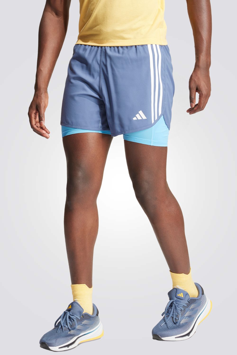 מכנסיים קצרים לגברים OWN THE RUN 3-STRIPES 2-IN-1 בצבע כחול ולבן