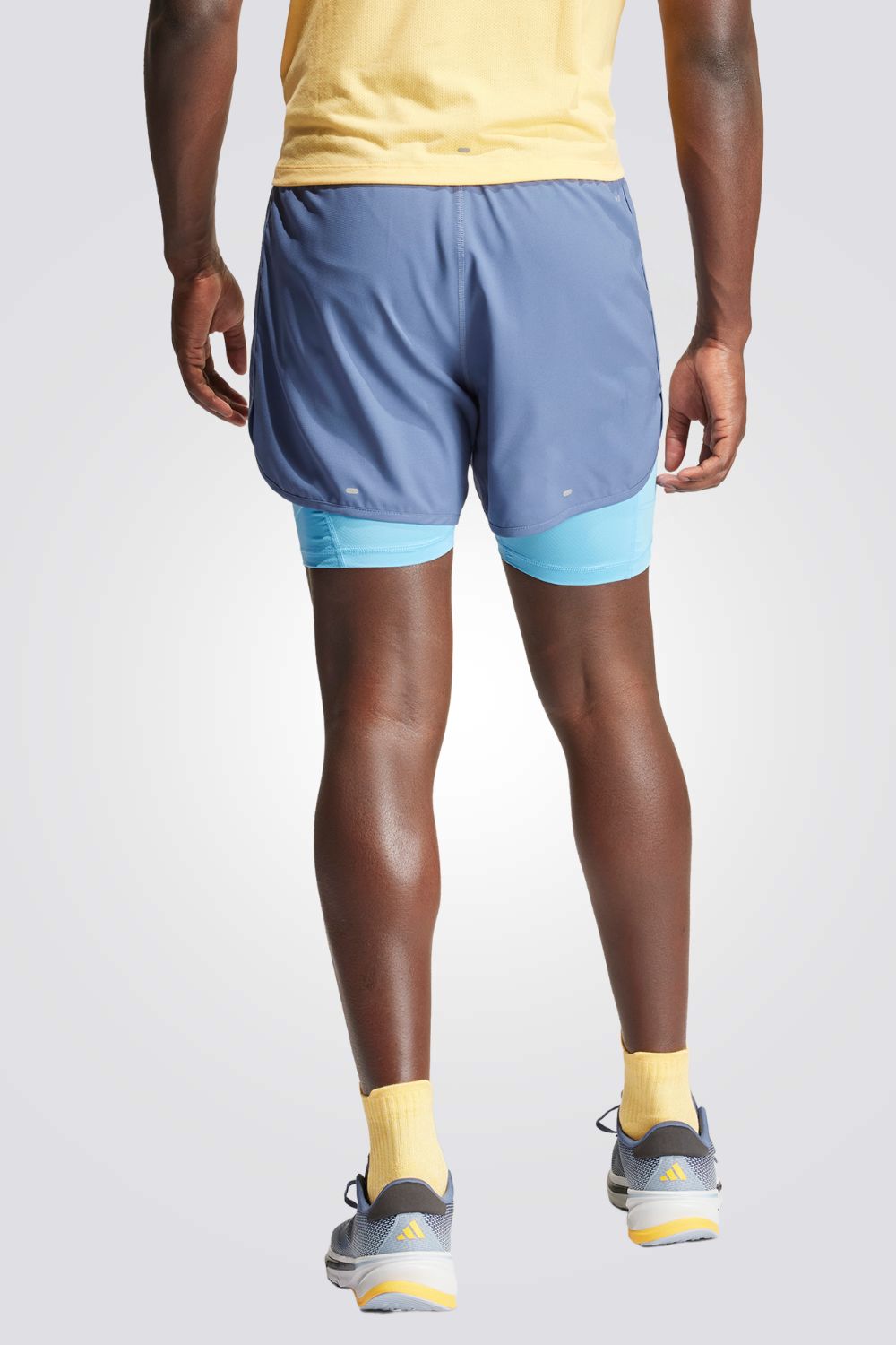 מכנסיים קצרים לגברים OWN THE RUN 3-STRIPES 2-IN-1 בצבע כחול ולבן