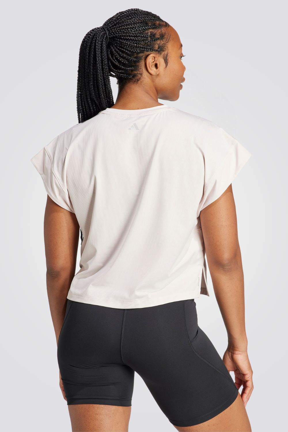 טישירט לנשים STUDIO בצבע קרם