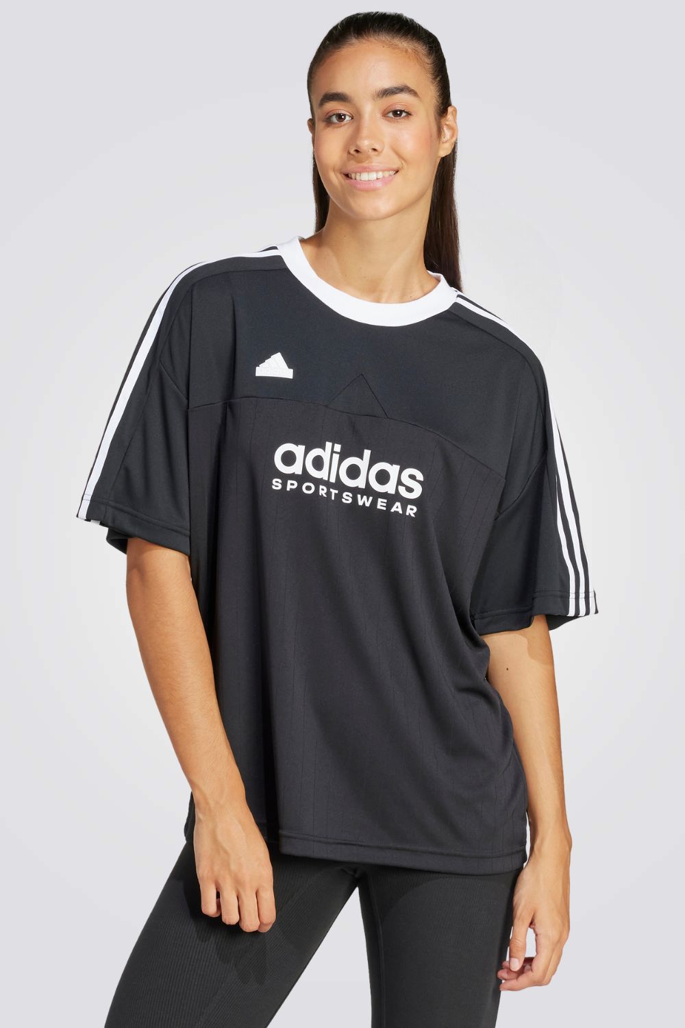 טישירט לנשים TIRO LOOSE בצבע שחור ולבן