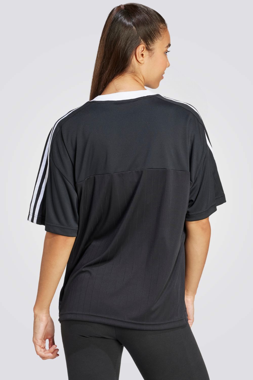 טישירט לנשים TIRO LOOSE בצבע שחור ולבן