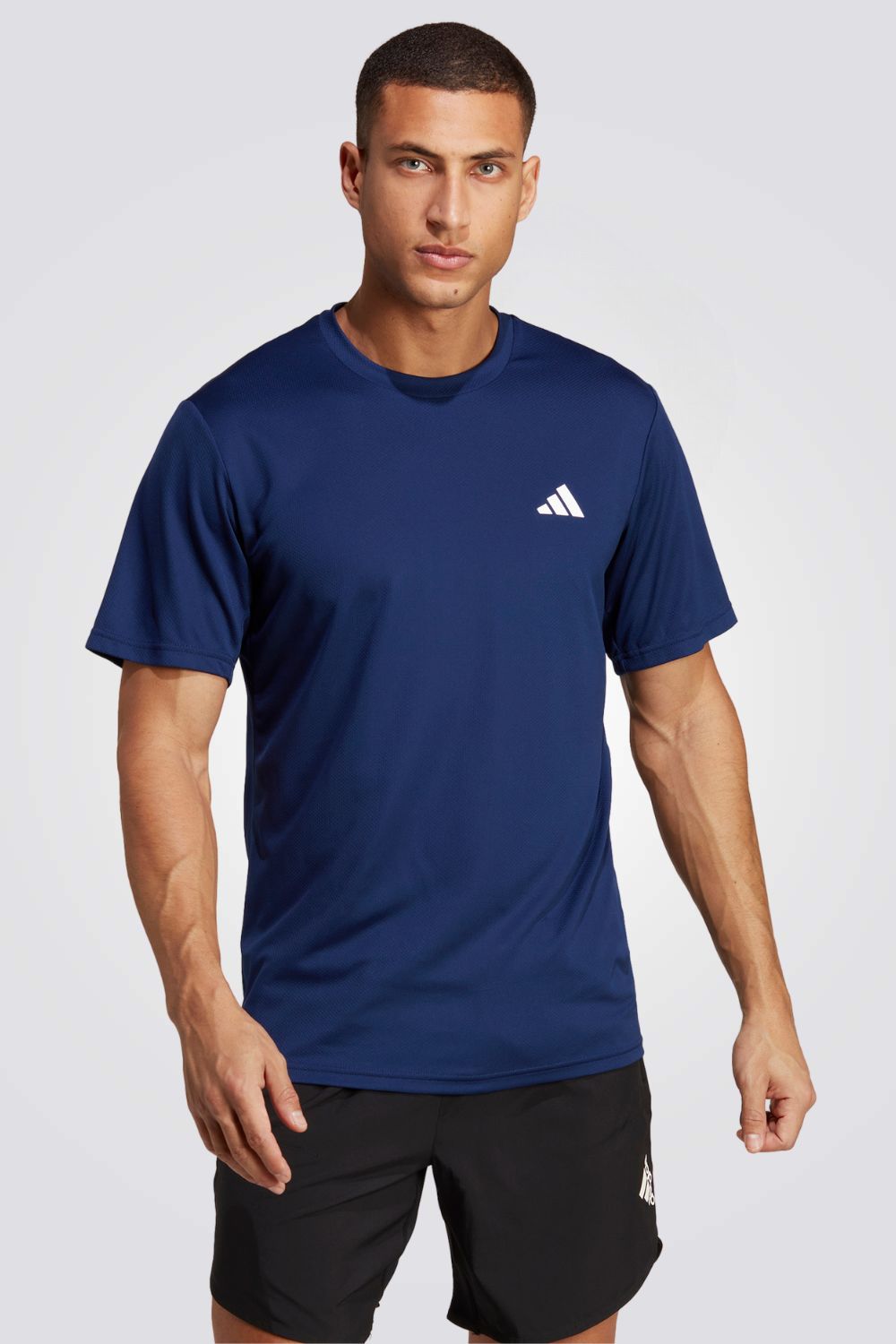 טישירט לגברים Train Essentials בצבע כחול ולבן