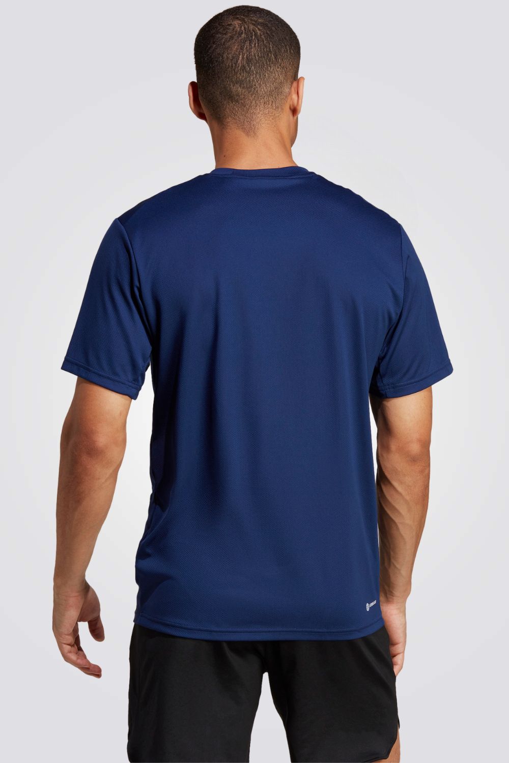 טישירט לגברים Train Essentials בצבע כחול ולבן