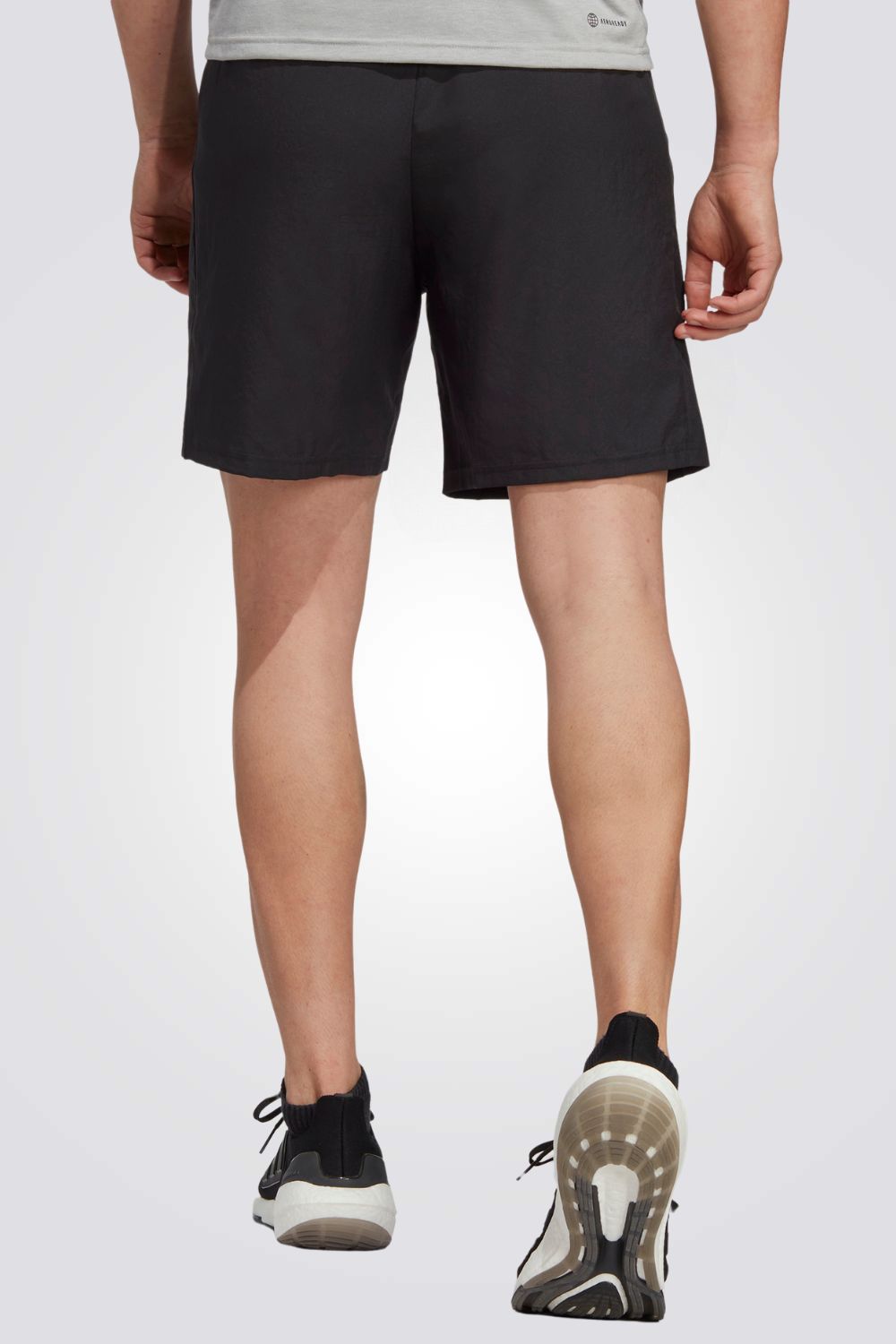 מכנסיים קצרים לגברים TRAIN ESSENTIALS WOVEN בצבע שחור ולבן