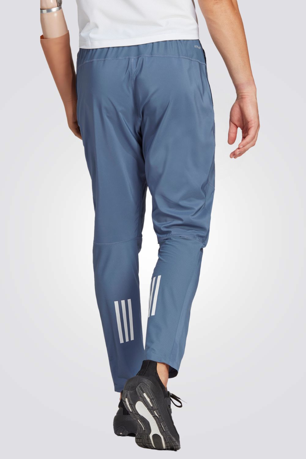 מכנסיים ארוכים לגברים OWN THE RUN בצבע כחול בהיר