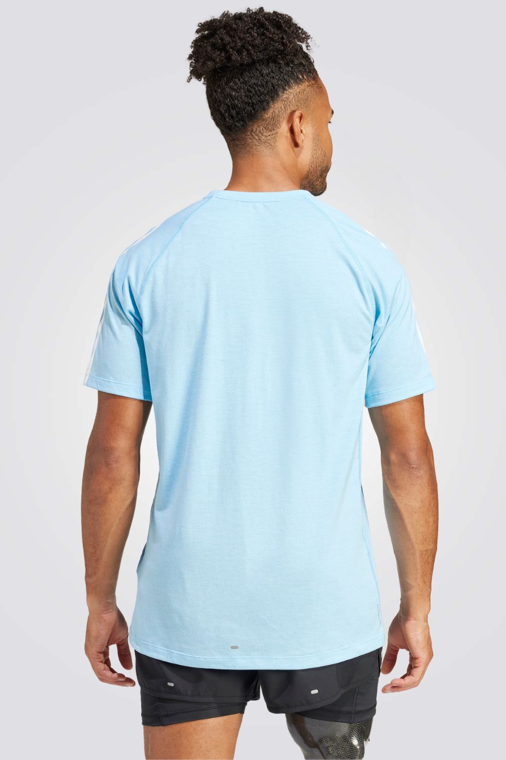 טישירט לגברים OWN THE RUN 3-STRIPES בצבע תכלת ולבן