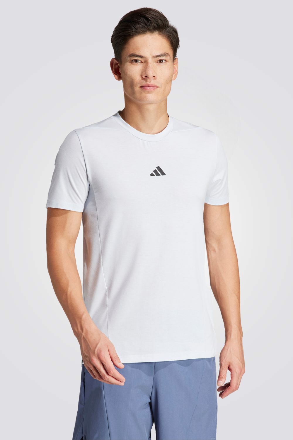 טישירט לגברים DESIGNED FOR TRAINING  בצבע תכלת בהיר