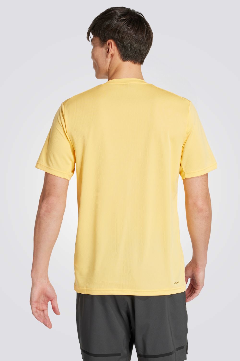 טישירט לגברים TRAIN ESSENTIALS BASE בצבע צהוב