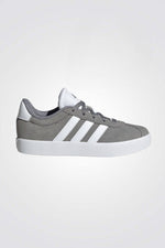 נעליים מבית המותג ADIDAS בעלות ריפוד פנימי שעוטף את הרגל והופך כל צעד לרך במיוחד, סולייה חיצונית מגומי ששומרת על יציבות של הרגל