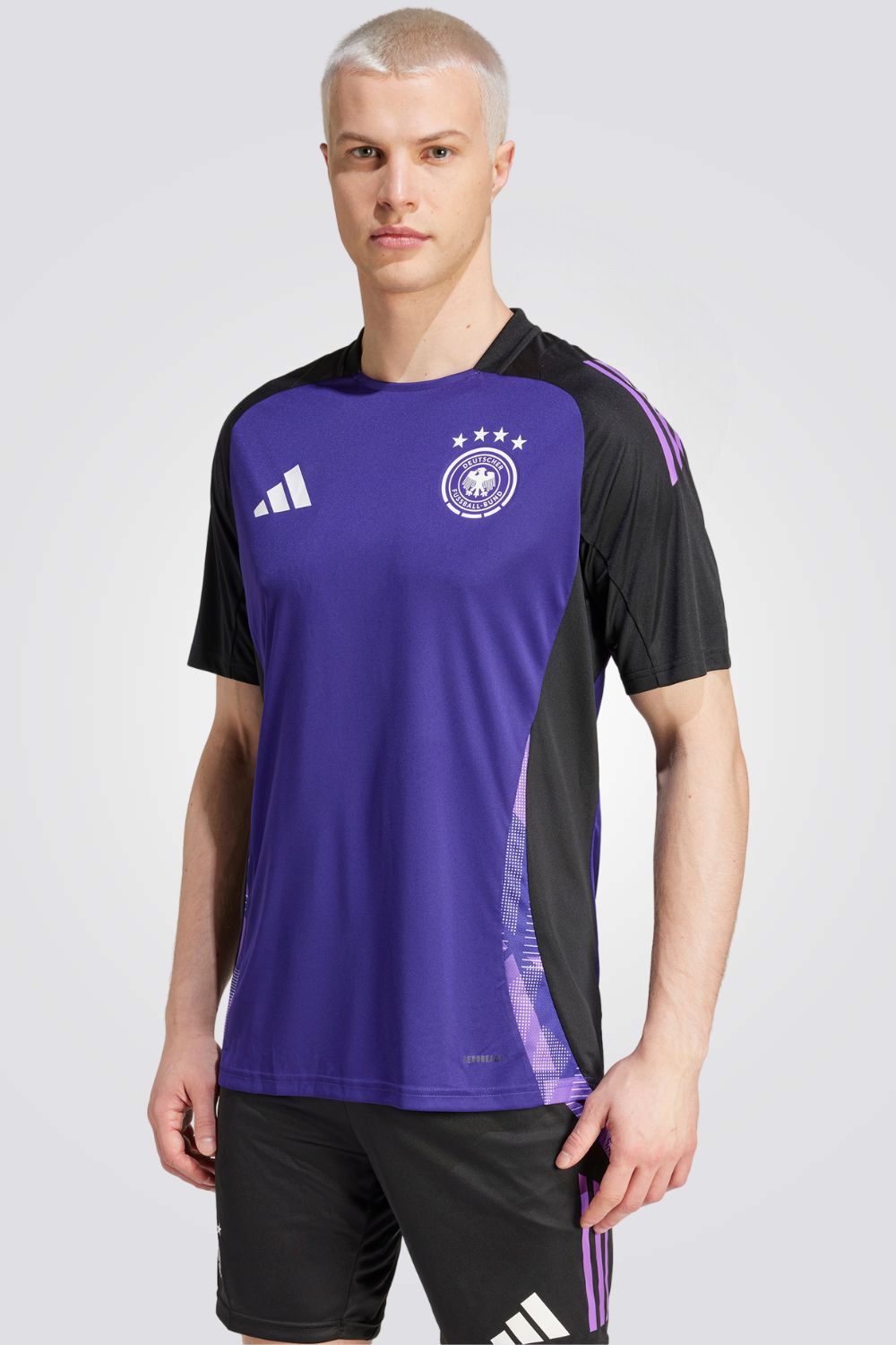 טישירט מבית המותג ADIDAS עשויה מחומר מנדף זיעה ששומר על הגוף שלך מאורר לאורך כל האימון . הרכב בד : אינטרלוק 100% פוליאסטר ממוחזר