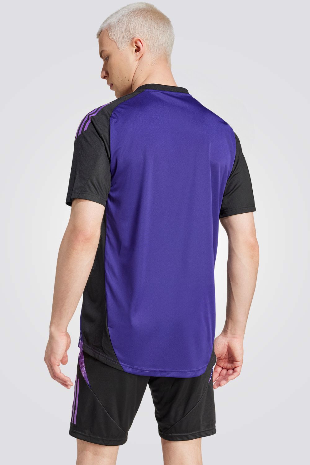 טישירט מבית המותג ADIDAS עשויה מחומר מנדף זיעה ששומר על הגוף שלך מאורר לאורך כל האימון . הרכב בד : אינטרלוק 100% פוליאסטר ממוחזר