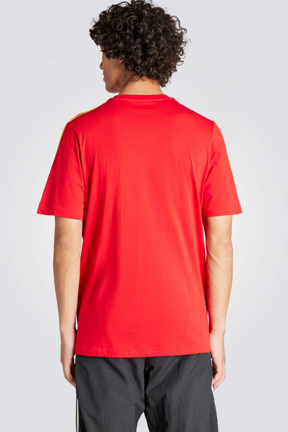 טישירט לגברים SPAIN DNA 3-STRIPES בצבע אדום וצהוב