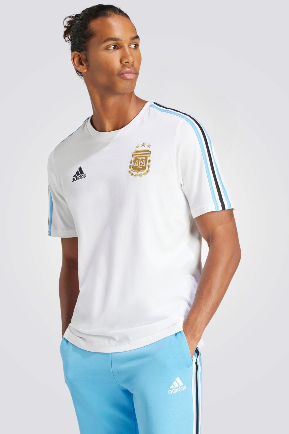 טישירט לגברים ARGENTINA DNA 3-STRIPES בצבע לבן ותכלת