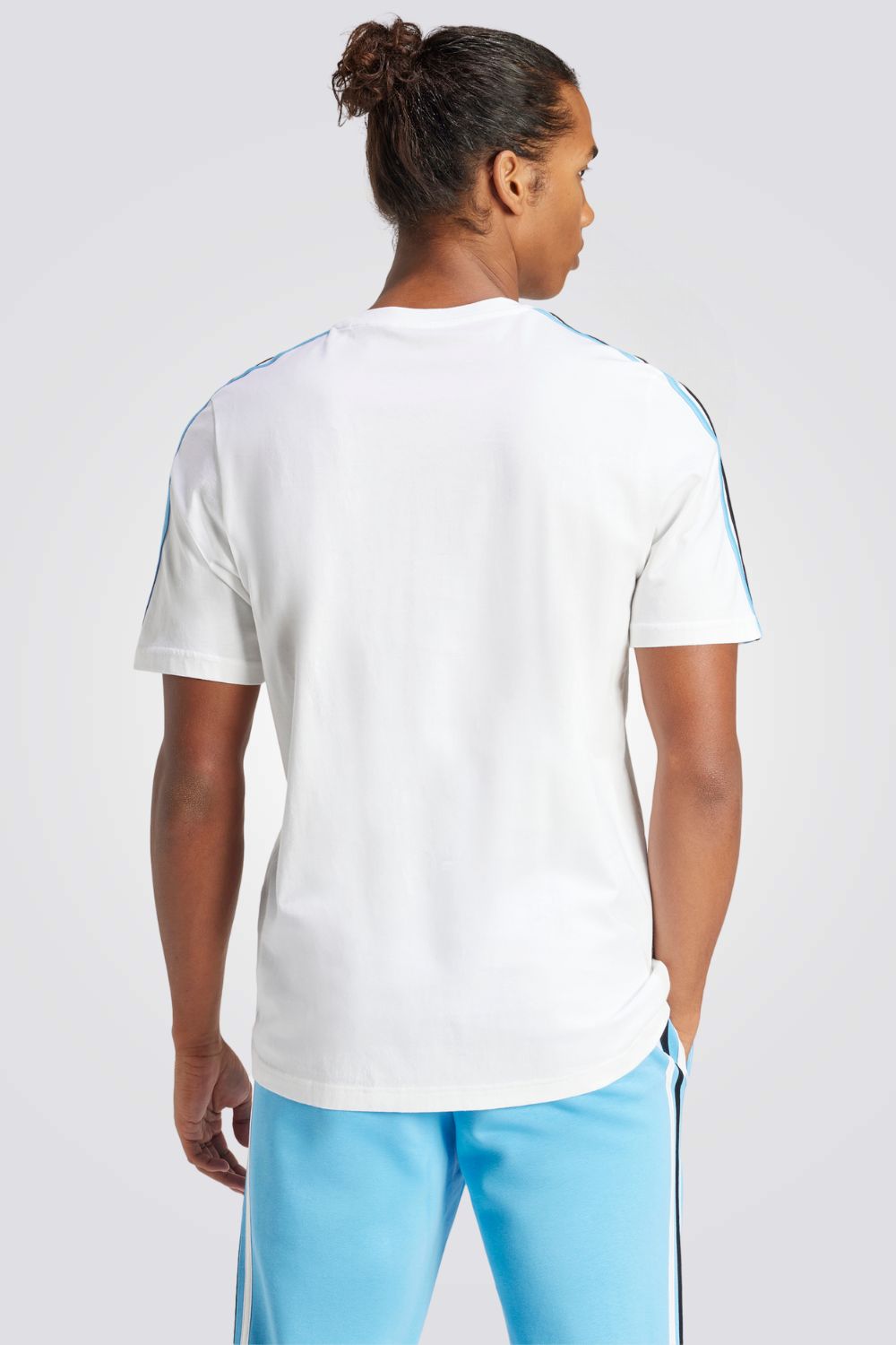 טישירט לגברים ARGENTINA DNA 3-STRIPES בצבע לבן ותכלת